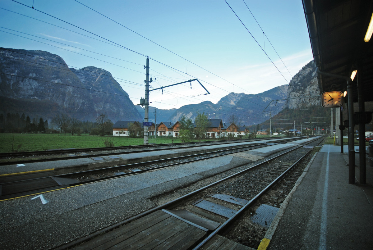 Licht, Menschen, Mädchen, Technologie, Spur, Eisenbahn, Eisenbahn, Straße, der Verkehr, Jahrgang, Wagen, Autobahn, Gebäude, alt, Schiene, Stadt, städtisch, Zug, Reise, Bewegung, Transport, Transport, warten, Fahrzeug, Reise, Bahnhof, Bahnhof, Plattform, Industriell, Industrie, Geschäft, Elektrizität, Geschwindigkeit, Tourismus, Ausflug, Fahrbahn, modern, öffentlicher Verkehr, Spuren, Abreise, Lokomotive, Ankunft, Öffentlichkeit, Wagen, Passagier, Schienenverkehr, Metropolregion