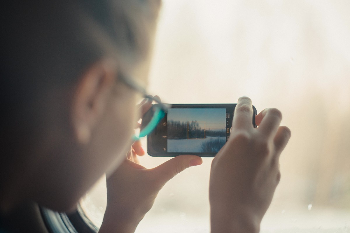 hånd, vand, lys, fotografering, ben, finger, farve, gadget, blå, tæt på, menneskelige legeme, øje, briller, fotografi, hud, skønhed, organ, emotion, følelse