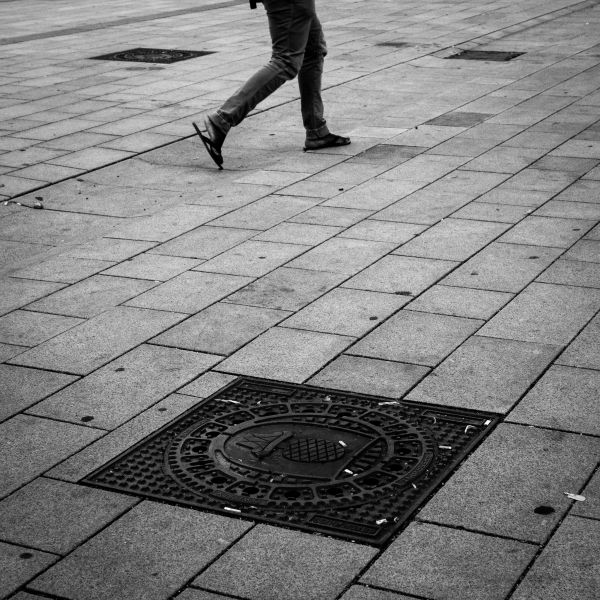 homme,piéton,en marchant,noir et blanc,architecture,gens