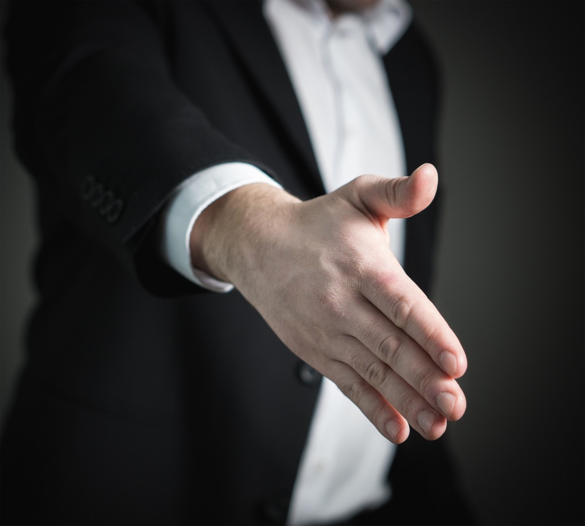 Hand, Mann, Finger, Geben, Unternehmen, Geschäft, Arm, Bräutigam, Siedlung, Smoking, Partnerschaft, Vertrag, Handel, Verkauf, kaufen, Job, Handshake, Gruß, verkaufen, Glückwünsche, geben, Geschäftsmann, Marketing, Deal, Angebot, Interaktion, Zusammenarbeit, Zustimmung, Immobilienmakler, Sinn, Mieten, formelle Kleidung, Synergie, Zusammenarbeit, Vorstellungsgespräch, Glückwunsch