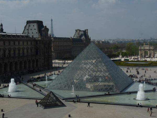 Párizs,emlékmű,Franciaország,világítónyílás autóhűtőn,Louvre múzeum,tájékozódási pont