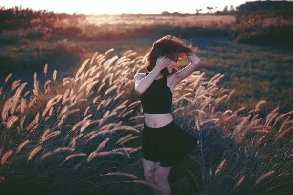 césped,niña,mujer,puesta de sol,amanecer,campo