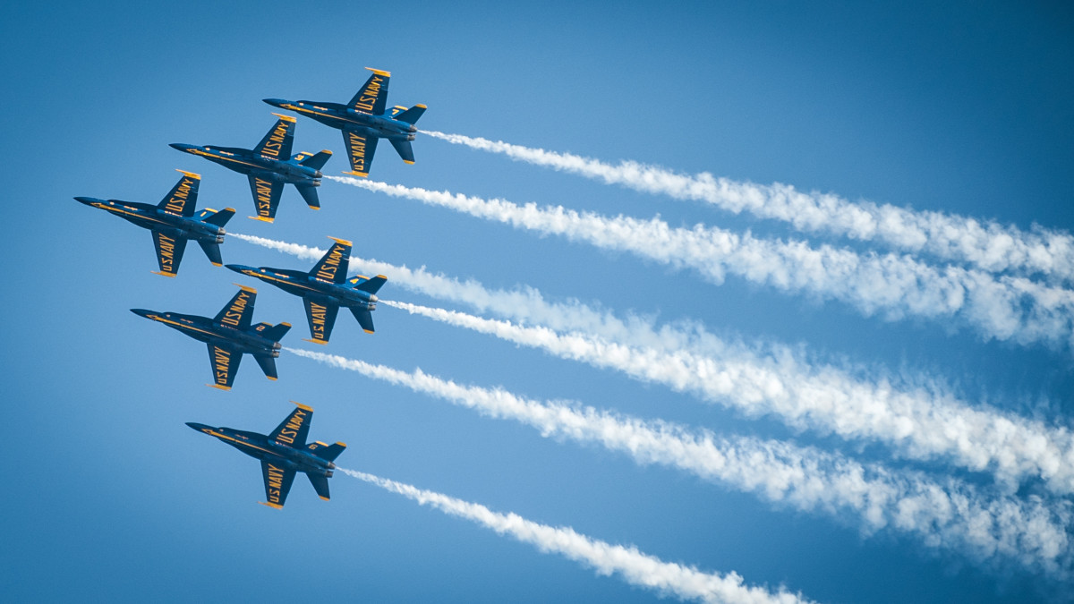 aile, ciel, air, en volant, mouche, fumée, avion, avion, militaire, formation, haute, véhicule, Compagnie aérienne, aviation, vol, bleu, la vitesse, aérien, pilote, Puissance, équipe, ailes, performance, travail en équipe, précision, marine, vite, salon de l'aéronautique, combattant, risque, Obliger, Jets, escadron, Anges bleus, salon de l'aéronautique, aviation, acrobaties aériennes, voyage en avion, Atmosphère de la terre, l'aviation générale