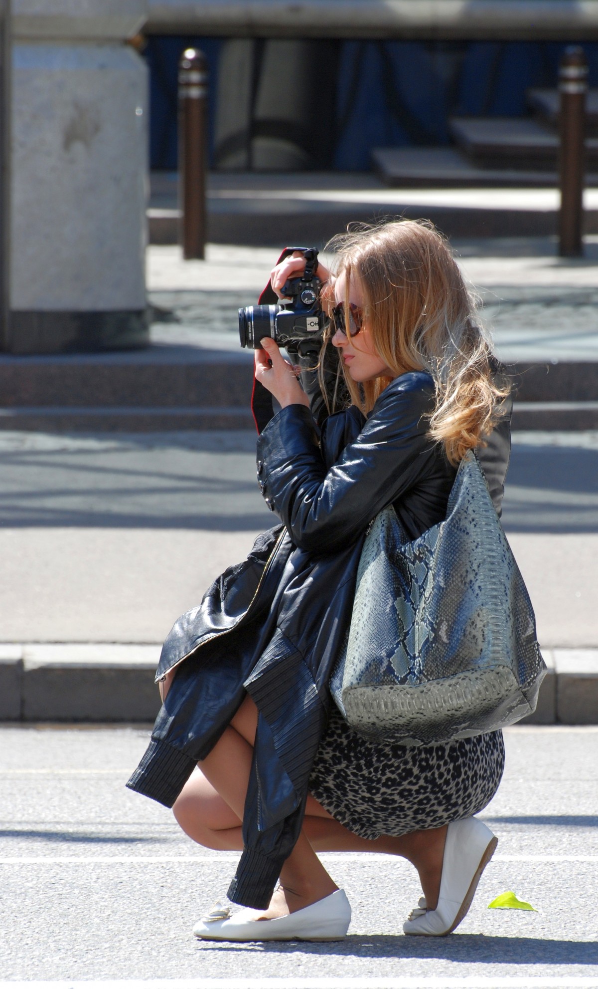 pessoa, inverno, pessoas, menina, mulher, estrada, rua, cidade, Primavera, sentado, moda, azul, Nikon, roupas, senhora, Sincero, Meninas, Imagem legal, vestir, mulheres, fotografia, Moscou, Nikkor, Rússia, D80, traje, 70300mm, Moskau, Nikond80, Moscou, 70300mmf4556gvr, Posições humanas