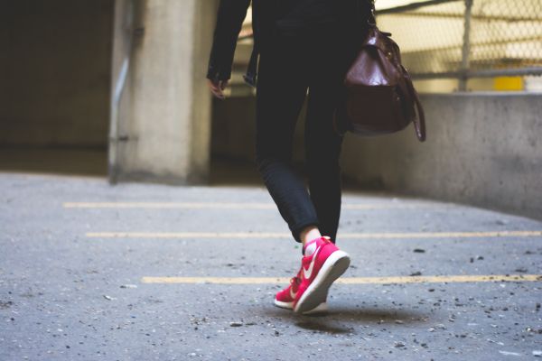 en marchant,la personne,chaussure,femme,piéton,route