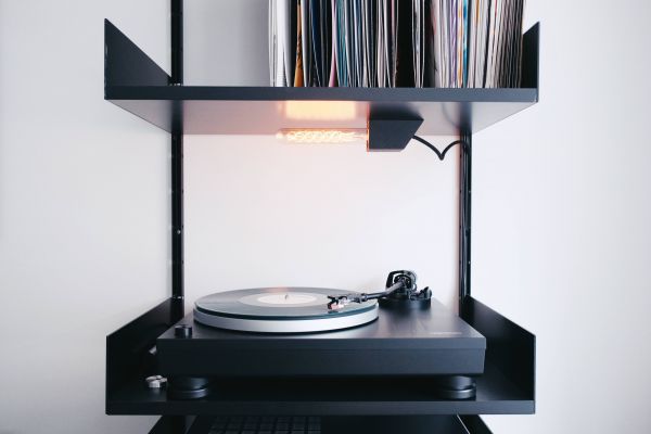 la musique,vinyle,La technologie,table,étagère,lampe