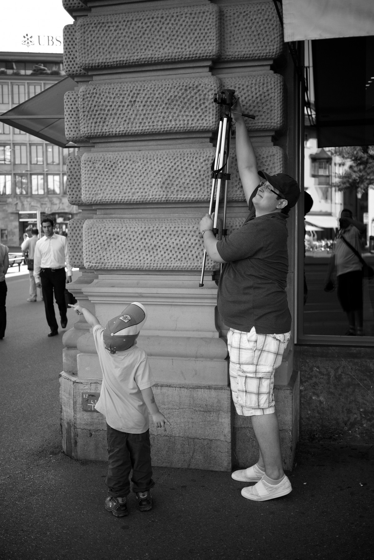 black and white, road, white, street, photography, ebook, sitting, training, black, monochrome, streetphotography, flickr, thomas, video, infrastructure, olympus, photograph, snapshot, omd, image, fuji, shape, leica, monochrom, leuthard, hcb, thomasleuthard, streettogs, interaction, monochrome photography, film noir, human positions