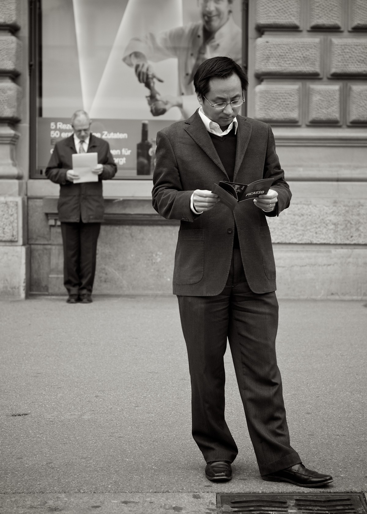 man, black and white, road, white, street, photography, ebook, male, standing, sitting, training, fashion, clothing, black, monochrome, lady, streetphotography, flickr, thomas, video, gentleman, infrastructure, olympus, photograph, omd, fuji, leica, monochrom, leuthard, hcb, thomasleuthard, streettogs, photo shoot, monochrome photography, human positions