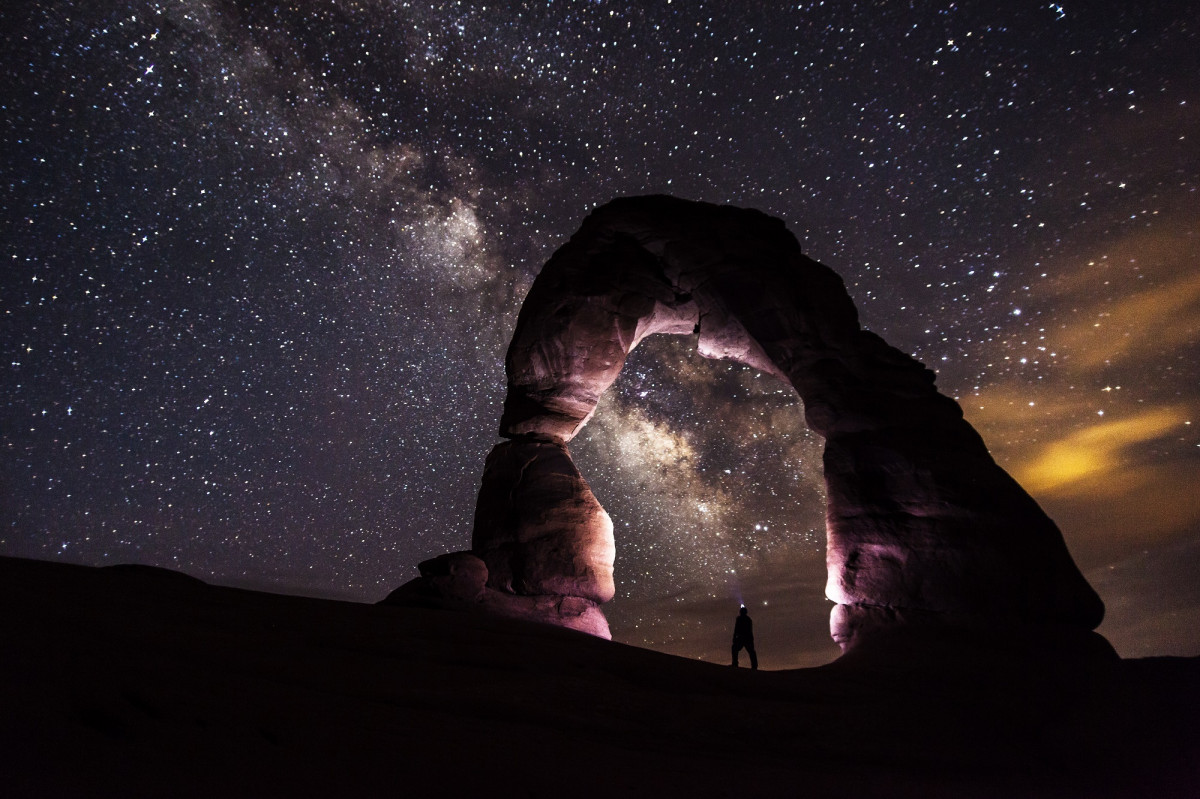 paisaje, naturaleza, rock, persona, ligero, cielo, puesta de sol, noche, estrella, atmósfera, arenisca, formación, oscuridad, crepúsculo, escénico, natural, espacio, Estados Unidos, oscuridad, galaxia, luz de la luna, espacio exterior, lámpara de cabeza, luces, astronomía, geología, estrellas, universo, Utah, medianoche, Parque nacional de arcos, Moab, captura de pantalla, Arco delicado, Objeto astronómico