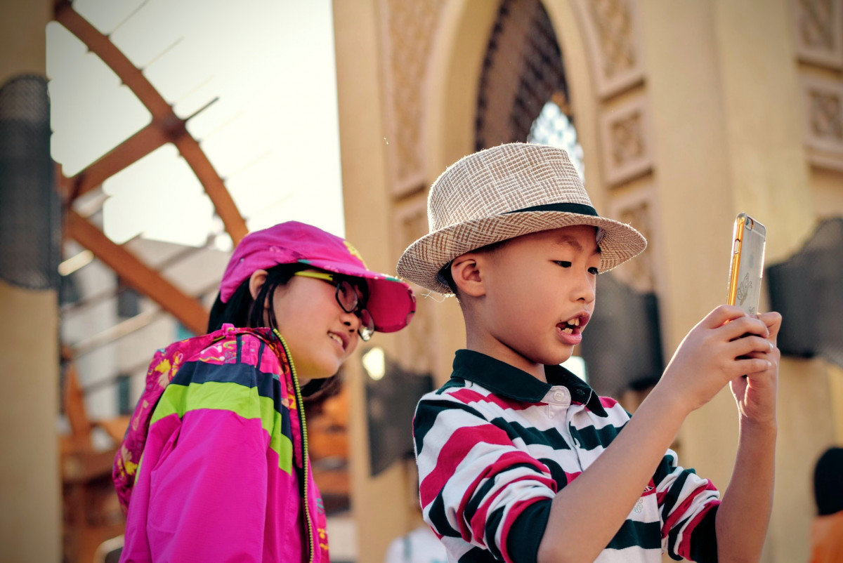 smartphone, persone, ragazza, strada, fotografia, ragazzo, ragazzo, città, carina, viaggio, asiatico, amore, ritratto, colore, bambino, cappello, tempo libero, all'aperto, famiglia, Festival, bambini, divertimento, contento, berretto, piccolo, tradizione, godimento, Insieme, tradizionale, indossare, finestra ad arco