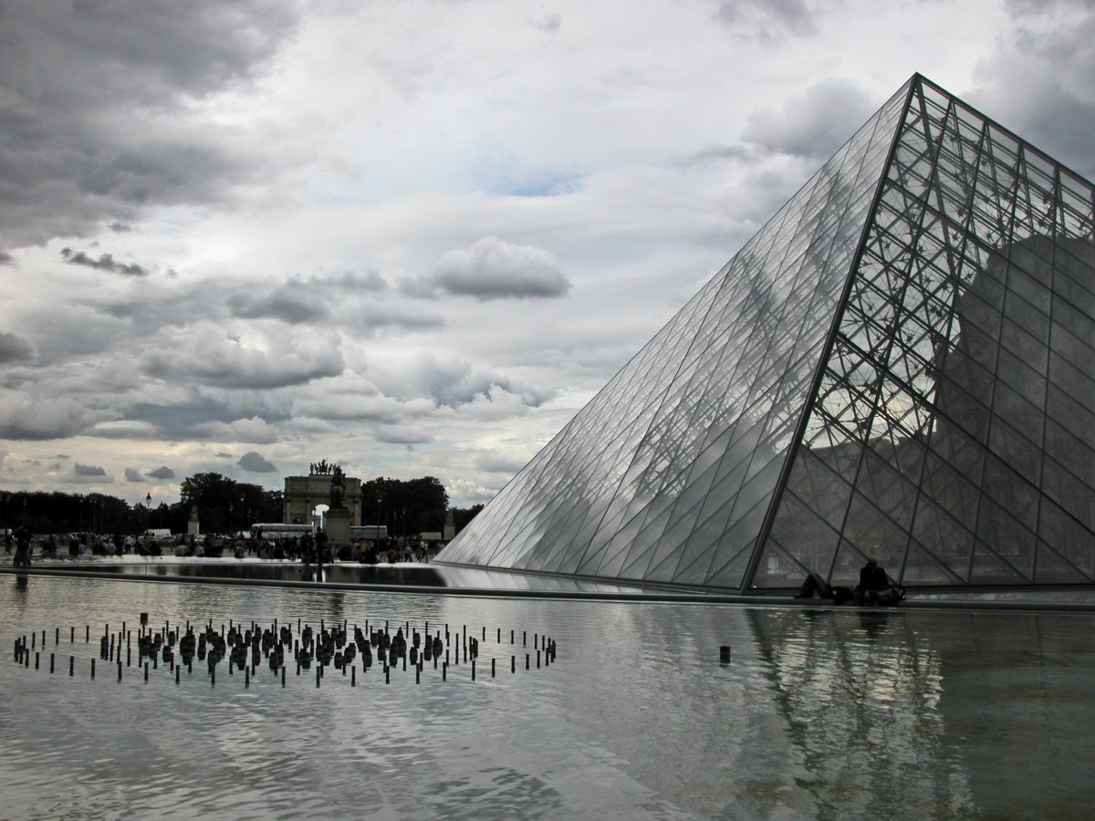 vatten, moln, arkitektur, bro, atmosfär, paris, skyskrapa, monument, stadsbild, frankrike, reflexion, bländskydd, museum, pyramid, landmärke, glasfasad, glas pyramid