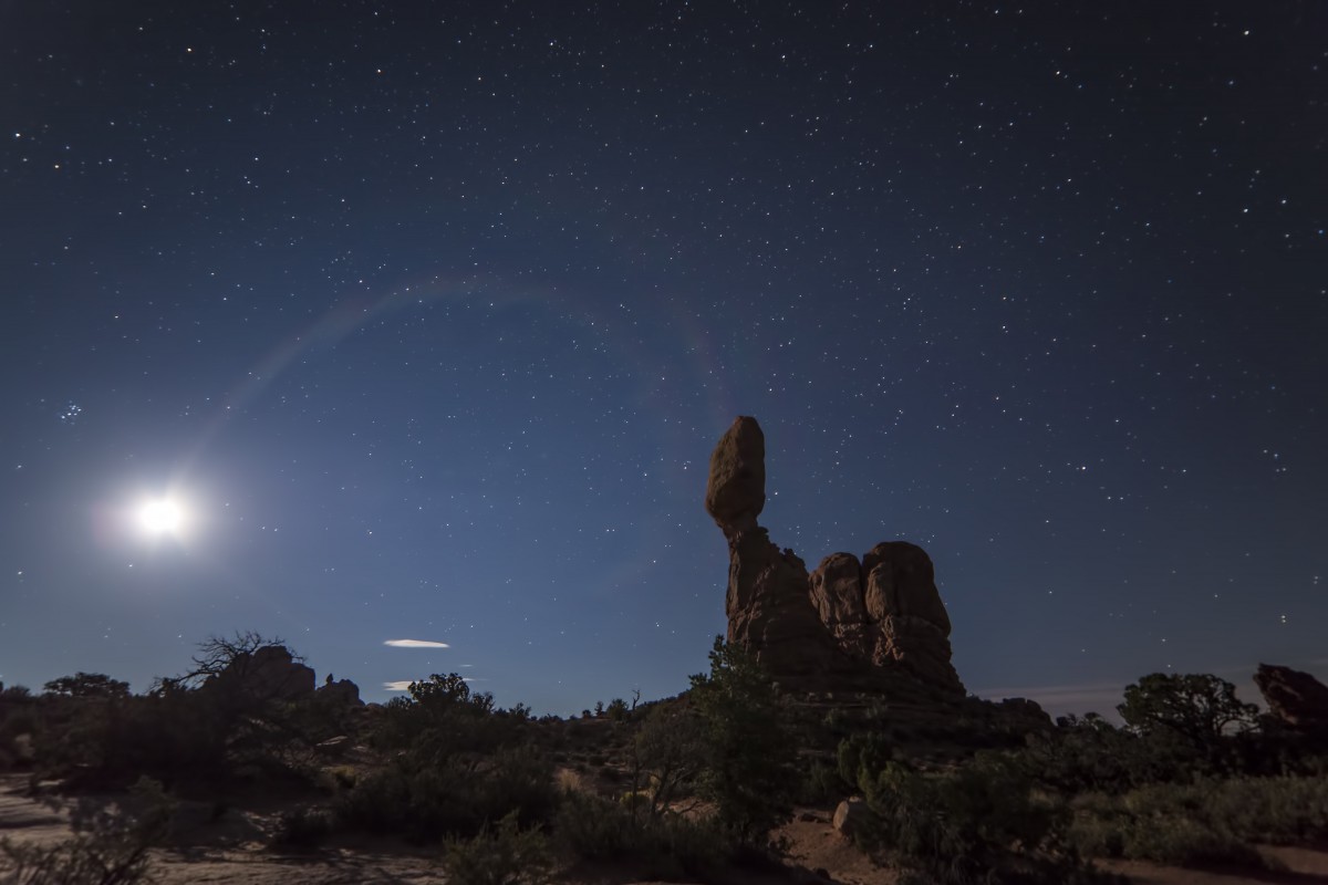 paisaje, naturaleza, rock, cielo, noche, estrella, cosmos, Desierto, atmósfera, arenisca, piedra, formación, seco, escénico, equilibrar, oscuridad, galaxia, Luna, Luna llena, luz de la luna, erosión, Paisaje desértico, al aire libre, astronomía, geología, estrellas, universo, forma, captura de pantalla, Objeto astronómico, luz de la luna