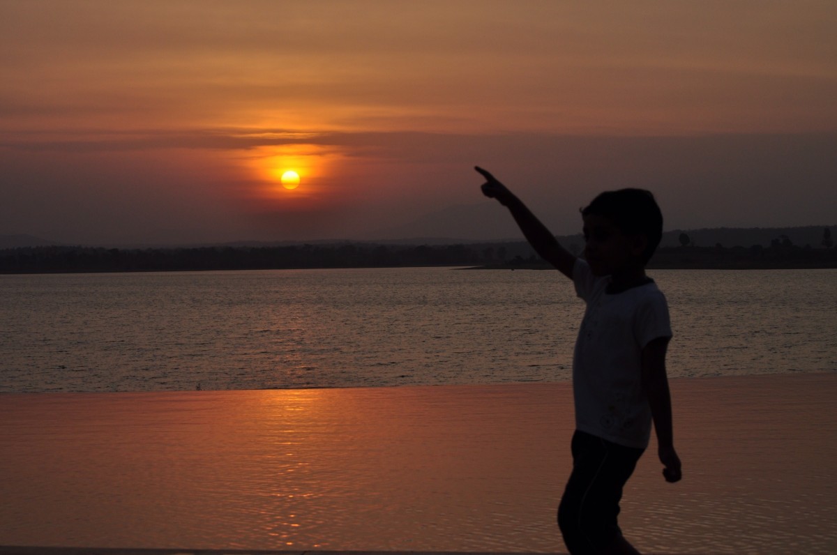 strand, zee, kust, water, natuur, buitenshuis, zand, oceaan, horizon, silhouet, hemel, zon, zonsopkomst, zonsondergang, zonlicht, ochtend-, Golf, kind, dageraad, kust-, kustlijn, kust, schemer, milieu, avond, schemering, reflectie, toneel-, zeegezicht, marinier, goa, sillhouette, ondergaande zon