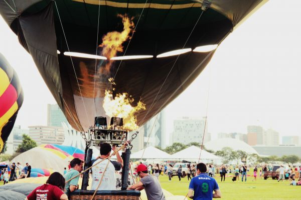 light,sky,balloon,hot air balloon,aircraft,vehicle