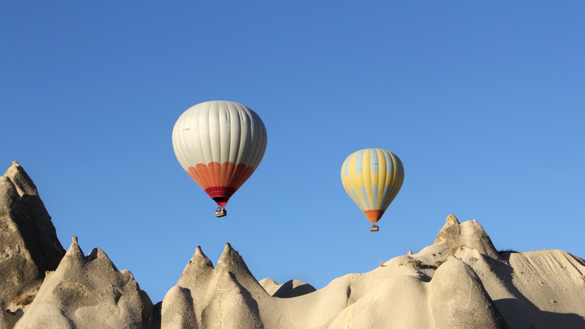 paesaggio, natura, all'aperto, montagna, cielo, Alba, aria, mattina, palloncino, mongolfiera, avventura, valle, volare, viaggio, aereo, mezzi di trasporto, trasporto, veicolo, volo, parco, camino, colorato, turismo, aereo, giocattolo, nazionale, tacchino, Esperienza, famoso, Fata, spettacolare, vacanze, mongolfiera, Anatolia, Cappadocia, giri in mongolfiera, ricreativo, goreme, Kapadokya, atmosfera della terra