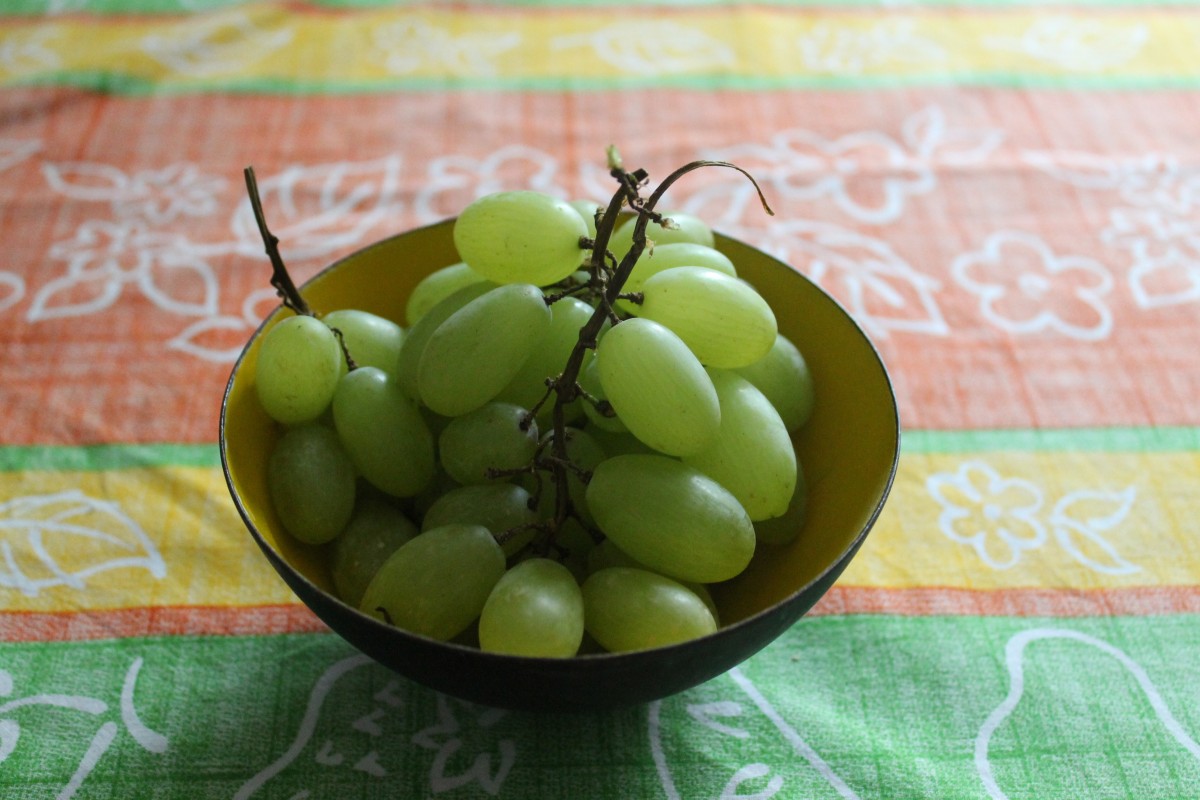 plant, grape, fruit, bowl, food, green, produce, still life, arrangement, grapes, table cloth, flowering plant, vitis, land plant, grapevine family