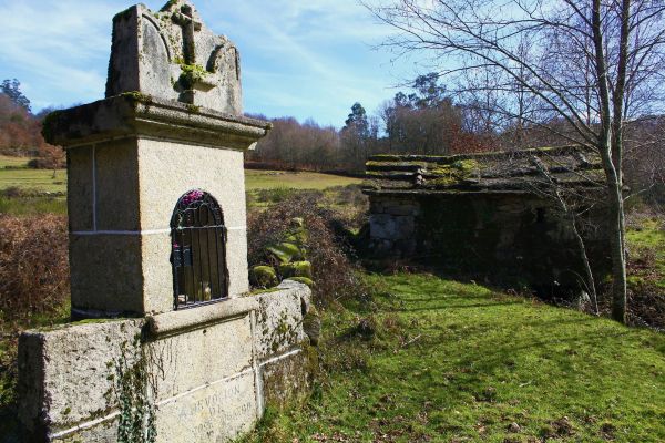 costruzione,villaggio,cappella,cimitero,fortificazione,corso d'acqua