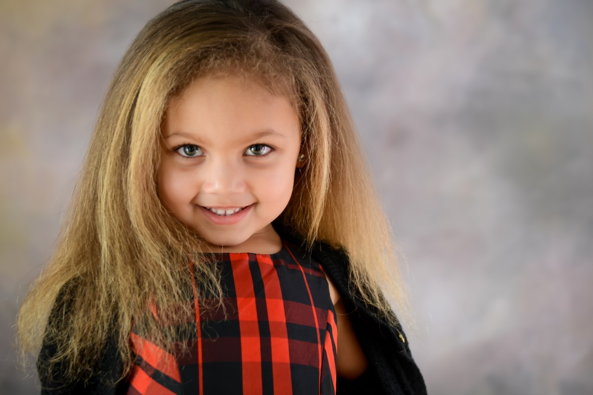 la personne, fille, cheveux, blanc, la photographie, mignonne, femelle, portrait, maquette, Jeune, printemps, rouge, jeunesse, Frais, enfant, mode, Dame, en bonne santé, Expression faciale, Coiffure, sourire, cheveux longs, fermer, caucasien, visage, les yeux, œil, tête, peau, beauté, blond, attrayant, fille, parfait, séance photo, cheveux bruns, Peau saine, Photographie de portrait