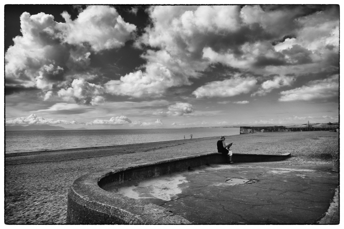 strand, hav, kust, vatten, sand, hav, horisont, person, moln, svartvitt, grupp, personer, himmel, flicka, Sol, solnedgång, fotografi, strand, våg, vind, sommar, semester, resa, manlig, kvinna, firande, ung, ungdom, Semester, vänskap, svartvit, tillsammans, livsstil, fritid, leende, utomhus, män, roligt, vänner, lycklig, lycka, kvinnor, fest, fotografera, glädje, bild, svartvit fotografering