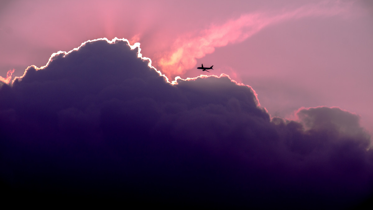 bayangan hitam, awan, langit, suasana, pesawat terbang, pesawat, cuaca, gumpalan awan, petir, guntur, hujan badai, fenomena meteorologi, fenomena geologi