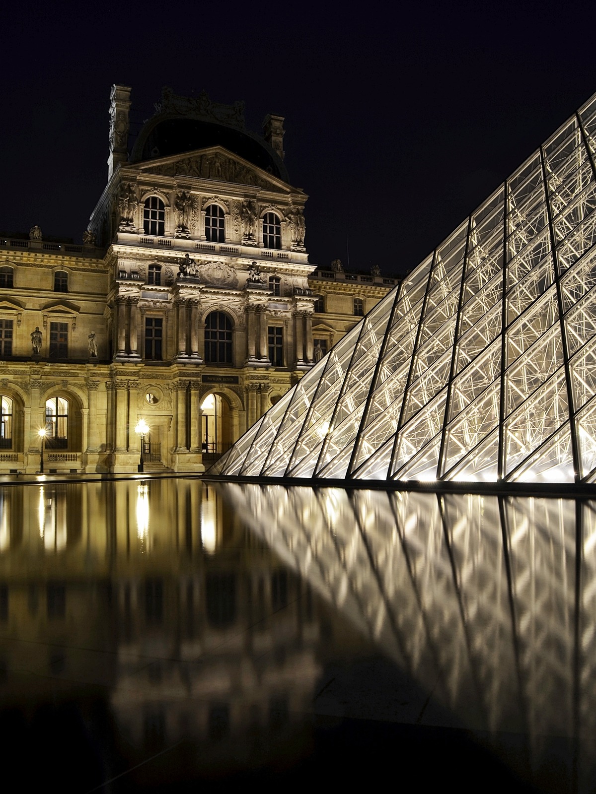 ușoară, arhitectură, noapte, lumina soarelui, Paris, peisaj urban, seară, reflecţie, Louvre, piramidă, Reper, întuneric, iluminat, simetrie, formă, Zona urbană, lovitură de noapte