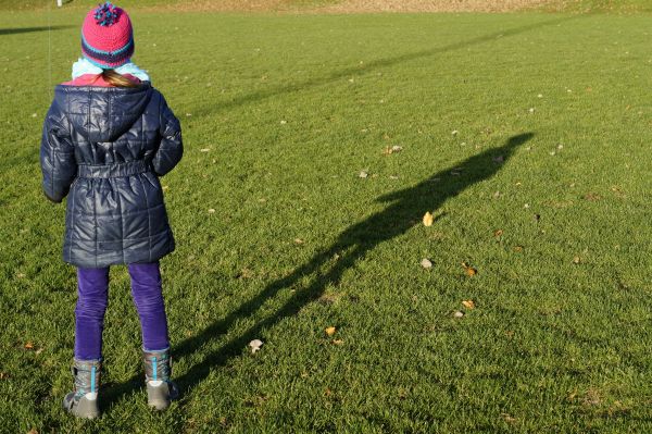 cielo,erba,ragazza,sole,campo,prato