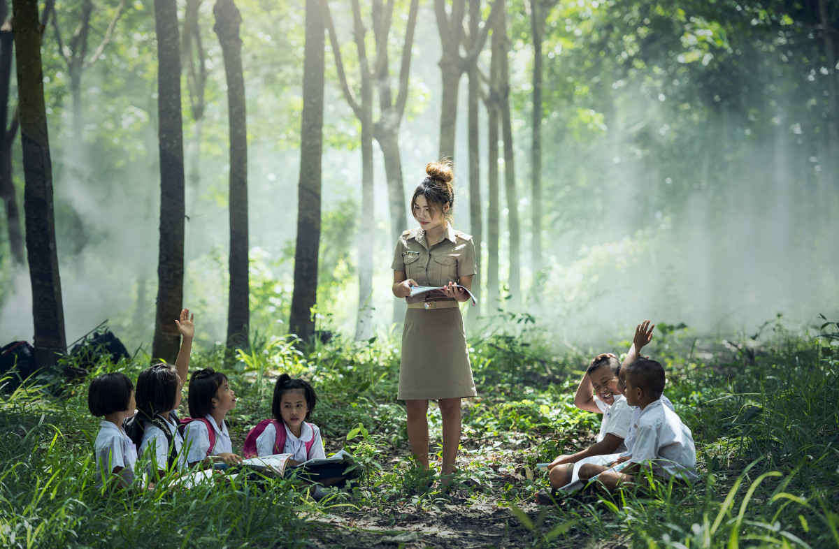 skog, utendørs, bok, lese, lett, mennesker, pike, landsbygda, stol, sete, hjem, ung, jungel, Asia, thailand, utdanning, etnologi, landsbyen, barn, studenter, regnskog, gutter, litt, plantasjen, skole, læring, skog, habitat, lekse, lærer, pa, bror, Chiang Mai Thailand, realistisk, folkemengden, førstehjelp, skolesekk, språket, bry seg om, med vekst, flittig, naturlige omgivelser, som barn, redaksjonell artikkel, i huset, teksting for hørselshemmede, rekordbøkene, av fattigdom, grunnskole, Studie av, lærebok, om stammen