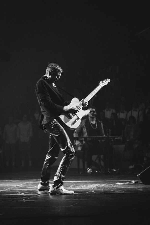 osoba,muzyka,czarny i biały,gitara,biały,fotografia