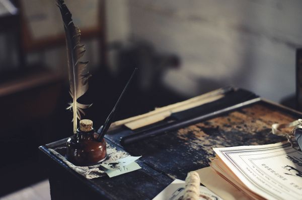 bureau,table,verre,bouteille,noir,plume