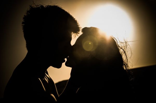 silhouette,la personne,lumière,amour,baiser,lumière du soleil