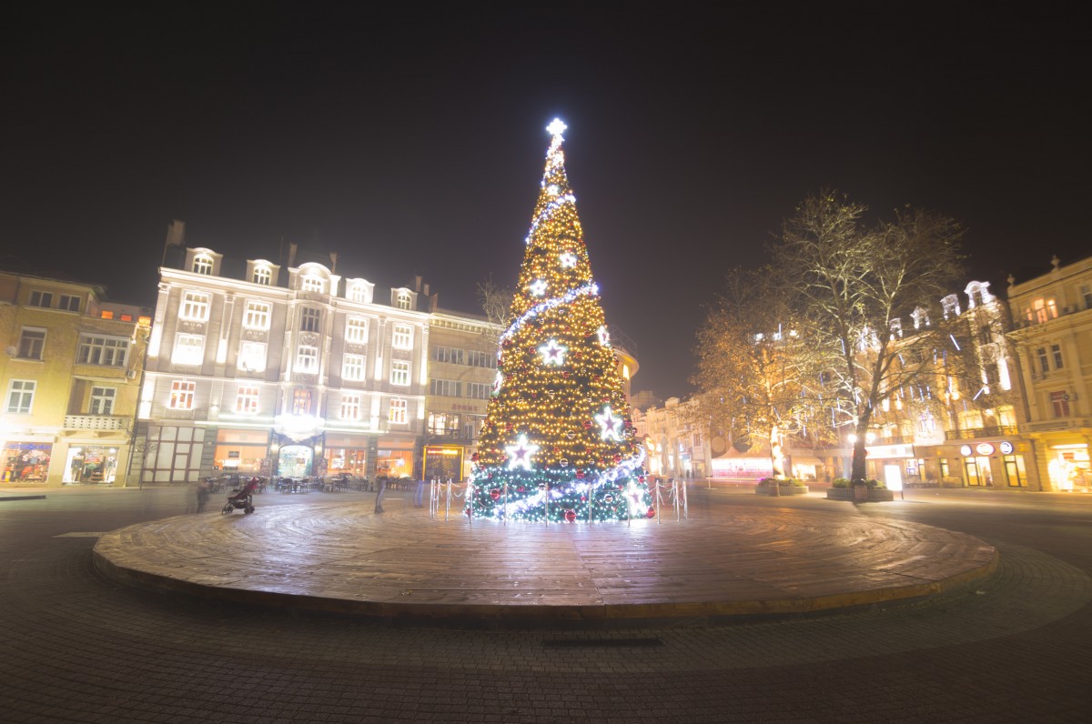 árbol de Navidad, punto de referencia, árbol, plaza de la ciudad, noche, cielo, espacio publico, Navidad, Decoración navideña, ligero, ciudad, arquitectura, pueblo, iluminación, Asentamiento humano, invierno, luces de Navidad, área urbana, metrópoli, área metropolitana, Planta leñosa, planta, fiesta, Nochebuena, plaza, abeto, Familia del pino, evento, diseño de interiores, lámpara, nieve, edificio, nube, conífera, luz de la calle, noche, medianoche, centro de la ciudad, picea, pino, calle