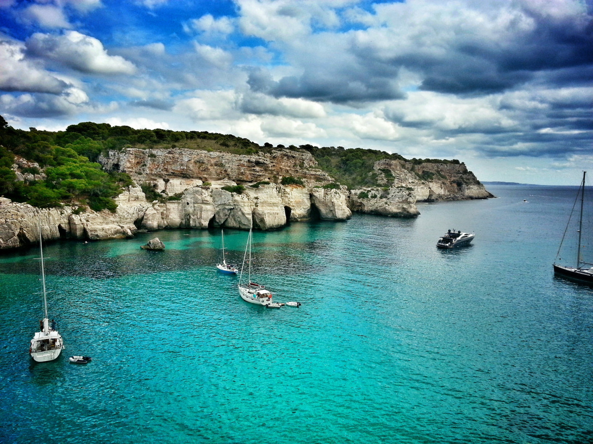 paisaje, mar, costa, agua, rock, Oceano, nube, cielo, barco, apuntalar, ver, verano, vacaciones, viajar, ensenada, Mediterráneo, vehículo, fiesta, laguna, bahía, isla, terreno, Cuerpo de agua, Hdr, España, turquesa, paseo en barco, Acantilados, Barcos, archipiélago, Reservado, capa, isleta, recuperación, veleros, Forma de relieve, Islas Baleares, Menorca, Característica geográfica