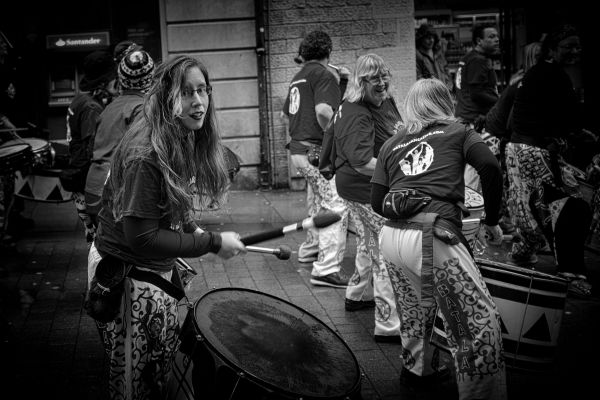 muzică,Alb și negru,negru,stradă,fotografie,muzician