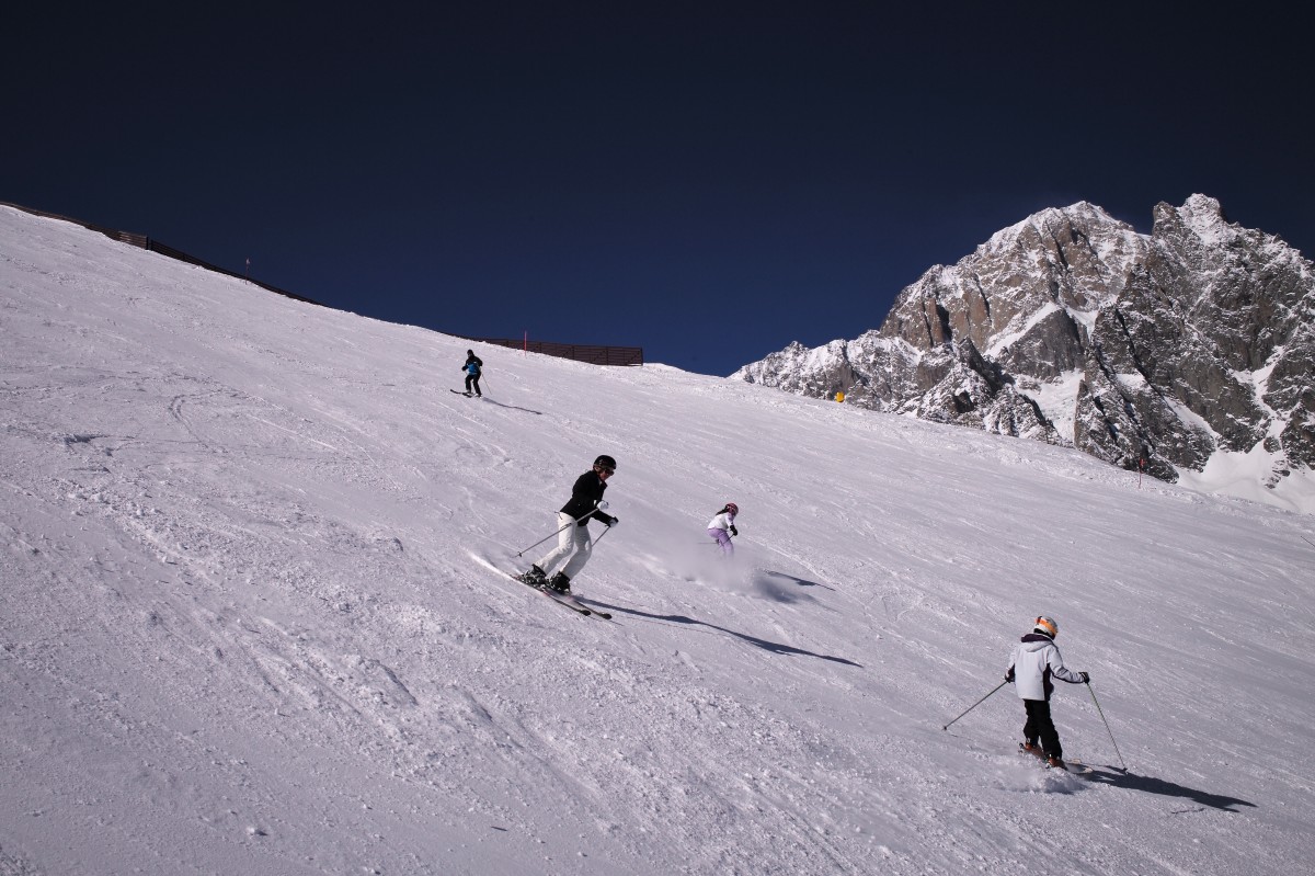 山, 雪, 冬, 空, スポーツ, 山脈, レクリエーション, クリア, ヨーロッパ, 休日, イタリア, 高山, 青, スキー, ウィンタースポーツ, m, スポーツ, リゾート, 山々, アルプス, 下り坂, スキー, ブラン, 谷, 日, 28, ライカ, 240, 総括, アクティブ, ピエモンテ, 2月, Courmayeur, モン, ピエモンテ州, ピステ, 斜面, ダオスタ, スキーヤー, スキーツアー, ノルディックスキー, スキー登山, スキー用具, 屋外レクリエーション, アルペンスキー, 地質学的現象, テレマークスキー