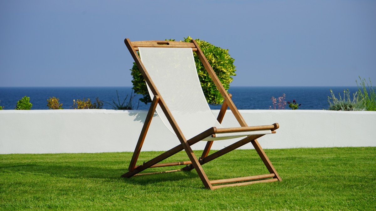 strand, landschap, zee, kust, water, gras, dek, gazon, stoel, zomer, vakantie, reizen, groen, kleur, vakantie, schoon, blauw, meubilair, tuin-, toerisme, vrije tijd, schommel, stoelen, luxe, ontwerp, hotel, speelplaats, ligstoel, comfortabel, zomervakantie, zomer landschap, menselijke posities, outdoor speeltoestellen