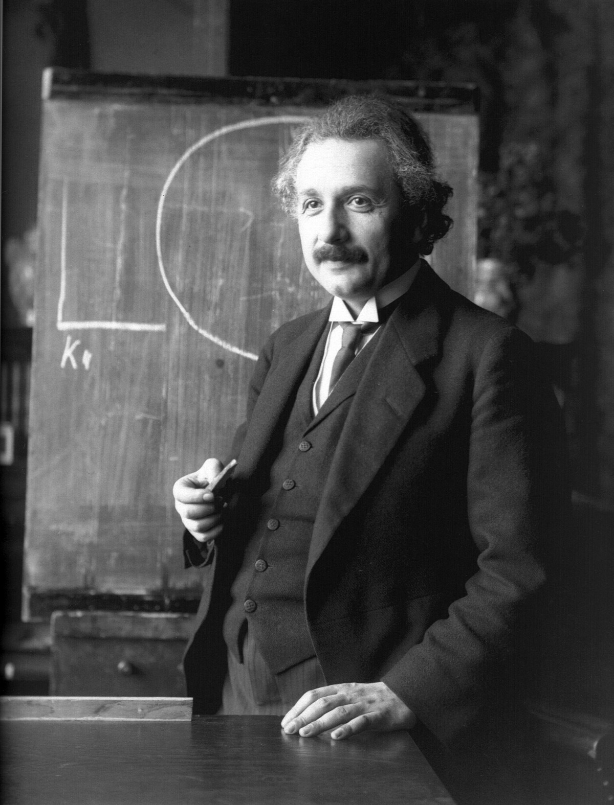 homme, la personne, noir et blanc, blanc, la photographie, portrait, séance, tableau noir, noir, Monochrome, Salle de classe, Tableau noir, gentilhomme, photographier, classe, Albert, prof, la physique, professeur, Einstein, séance photo, scientifique, génie, Photographie monochrome, film noir, Positions humaines