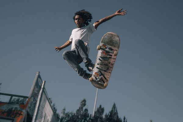 hombre,persona,cielo,deporte,patineta,patinar