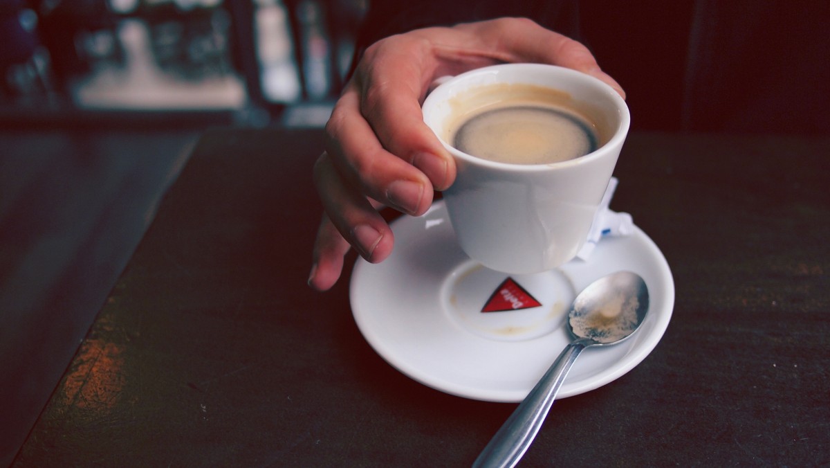 main, homme, table, café, café, blanc, chaud, Matin, réunion, Coupe, marron, boisson, boisson, noir, déjeuner, Expresso, agresser, tasse à café, cuillère, conversation, tasse de café, caféine, Espagne, chaud, rafraîchissement, Pause, saveur, Brassée