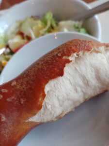 Brot zum Salat im cafenero