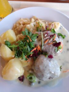 königsberger klopse à la Pregelbrücke Nr. 7 mit salzkartoffeln, kapern und rahm-spitzkohl