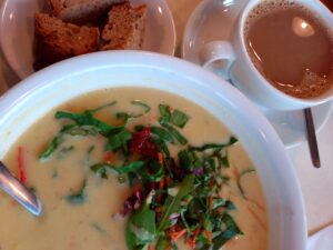 italienische linsensuppe mit spinat, getr. tomaten, balsamicocreme und biomehrkornbrot