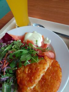 Räucherlachs mit Kartoffelrösti und Rotkohl-Meerettich-Salat und Wasabi-Schmand-Dip