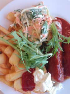 Currywurst mit Coleslaw und hausgemachter Currysauce und Pommes Schranke