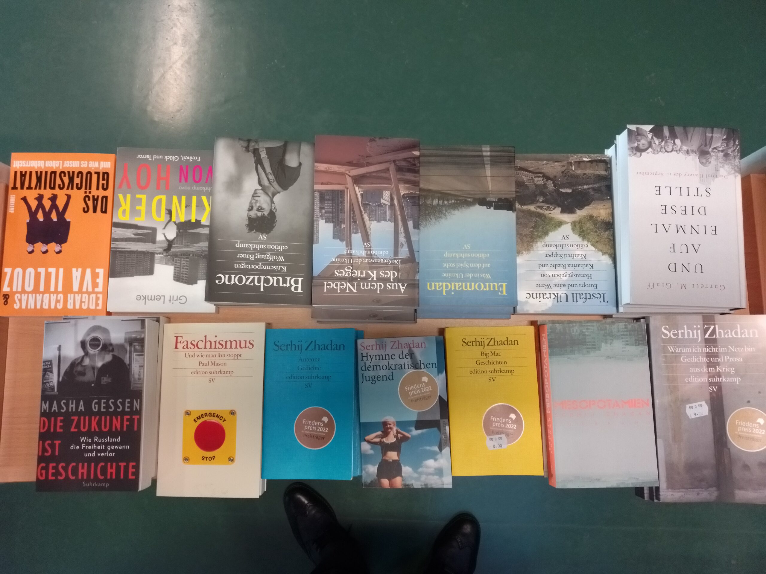 https://cafenero.net/wp-content/uploads/2024/01/Buechertisch-zum-halben-Preis-von-Kieperts-Buchhandlung-Fasanenstrasse88-scaled.jpg