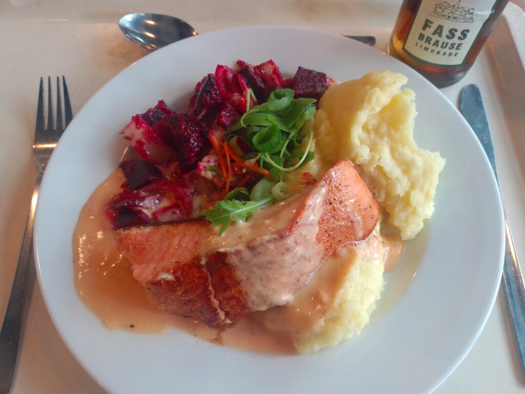 bio-lachs-forelle auf kartoffel-nussbutter-stampf mit rote-beete fenchel gemüse und hummersauce