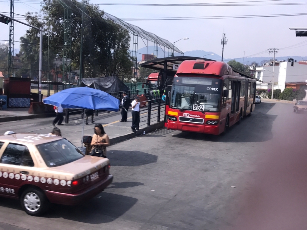 メキシコシティ 国立自治大学 メトロバス停車中