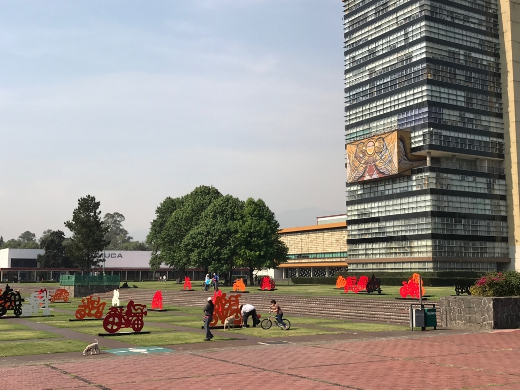 メキシコシティ 国立自治大学 本部棟 鷲とコンドルの壁画