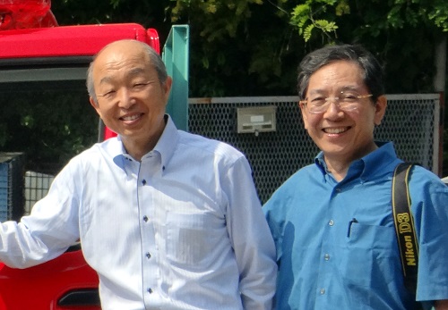 右・元・北九州市消防局の消防マンの山家桂一さんと。（写真・山根事務所）