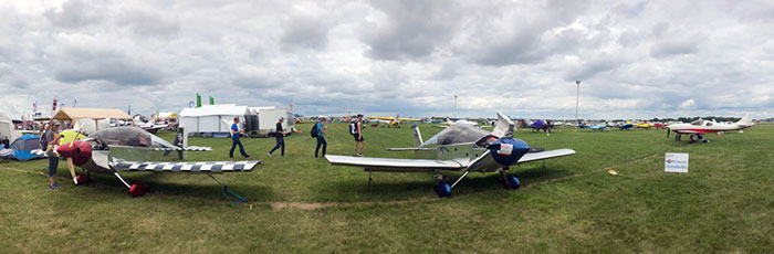 EAA AirVenture Oshkoshの広い会場を一枚の写真で「こんな雰囲気」と示すのは難しい。これは、ホームビルト機の展示エリア。思い思いの自作航空機が、誇らしげに展示されている。