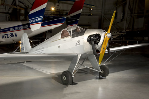 1947年に北米大陸横断飛行を行ったホームビルト機「Little Gee Bee」。この機は現在、時代を代表する機体としてスミソニアン航空宇宙博物館に展示されている。（画像：Smithsonian Institution）